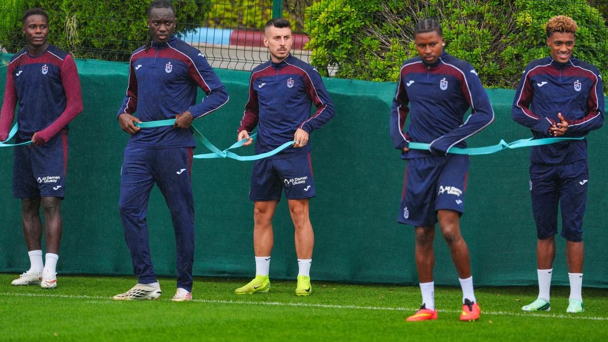 Trabzonspor'da Cenk Özkacar'a Samsunspor Maçı Öncesi Coşkulu Doğum Günü Kutlaması